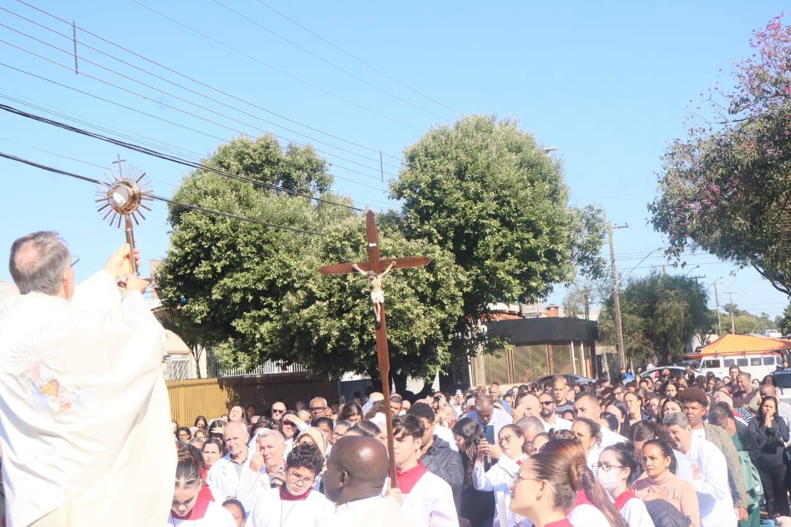 Corpus Christi: Jesus caminha com o seu povo pelas ruas do bairro